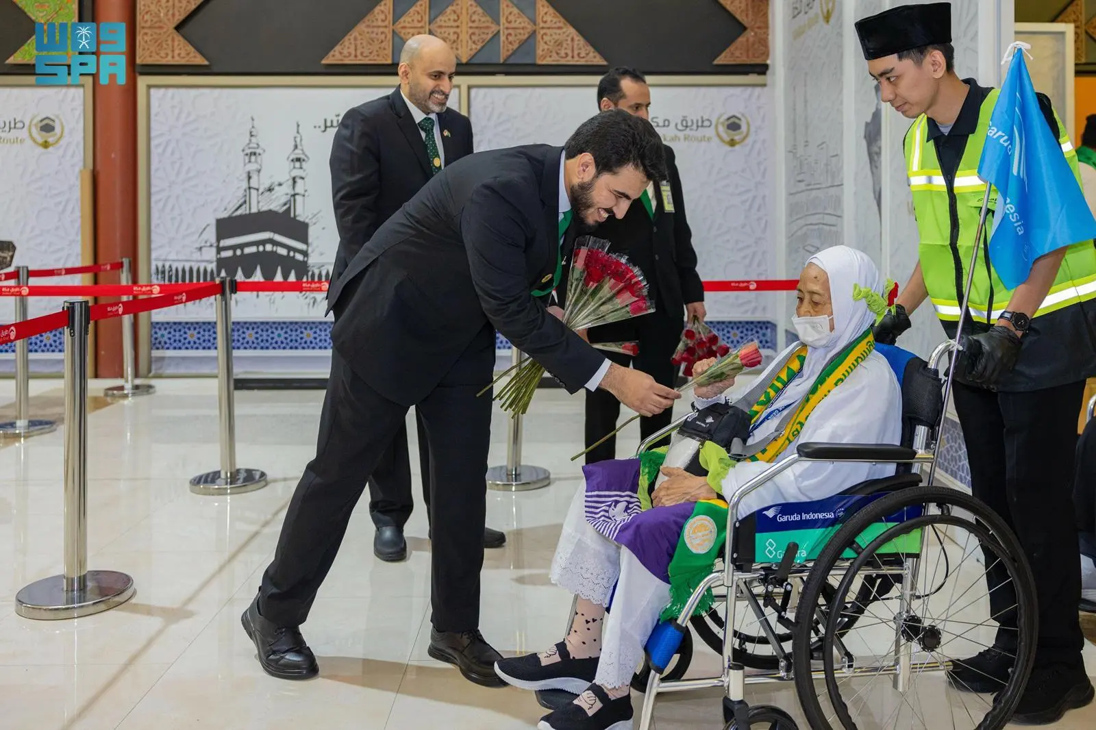 مغادرة أولى رحلات المستفيدين من مبادرة “طريق مكة” من جمهورية إندونيسيا متجهة إلى المملكة عبر صالة المبادرة في مطار سوكارنو هاتا الدولي