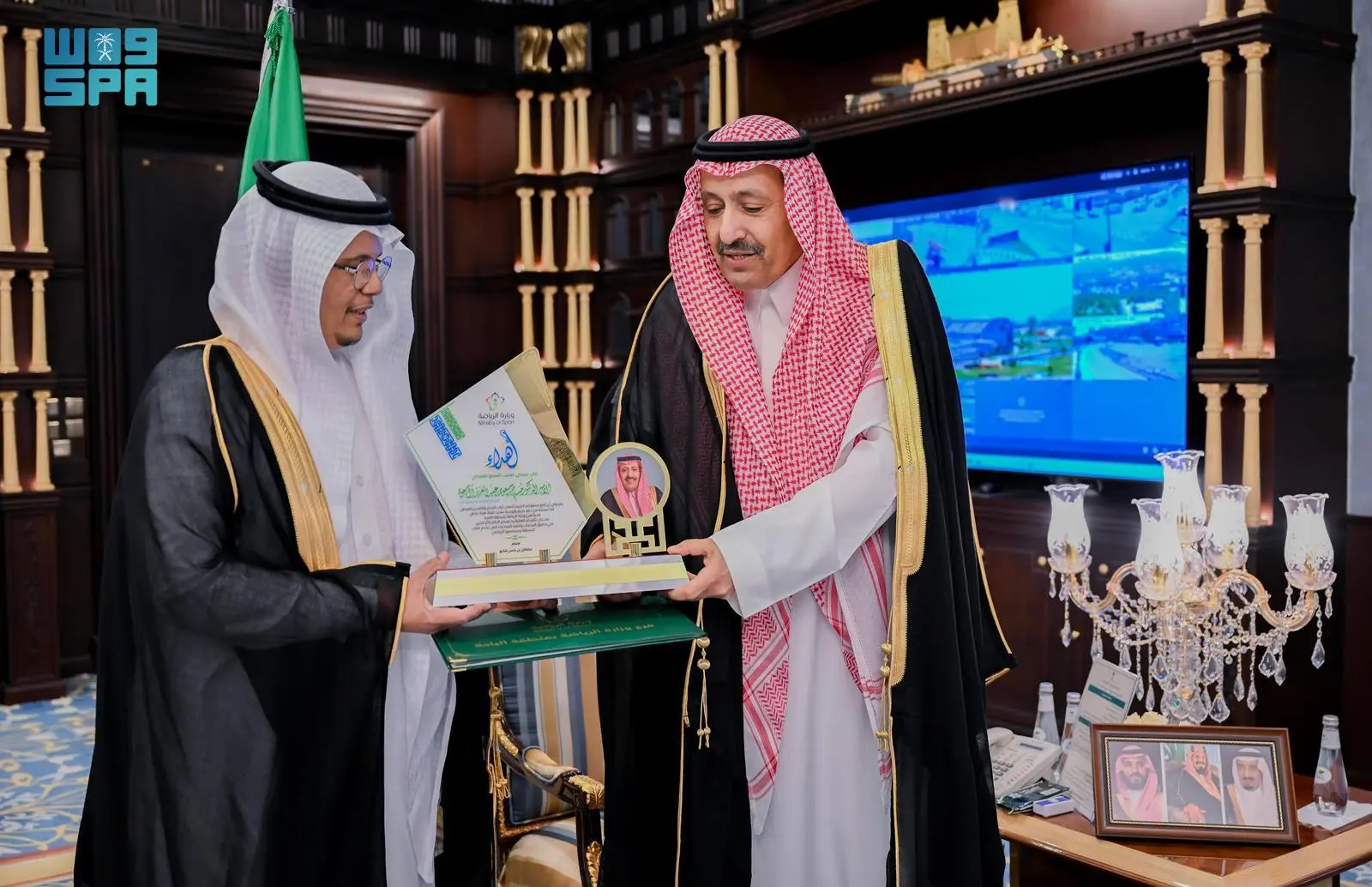 الأمير حسام بن سعود بن عبدالعزيز يستقبل مدير فرع وزارة الرياضة بمنطقة الباحة