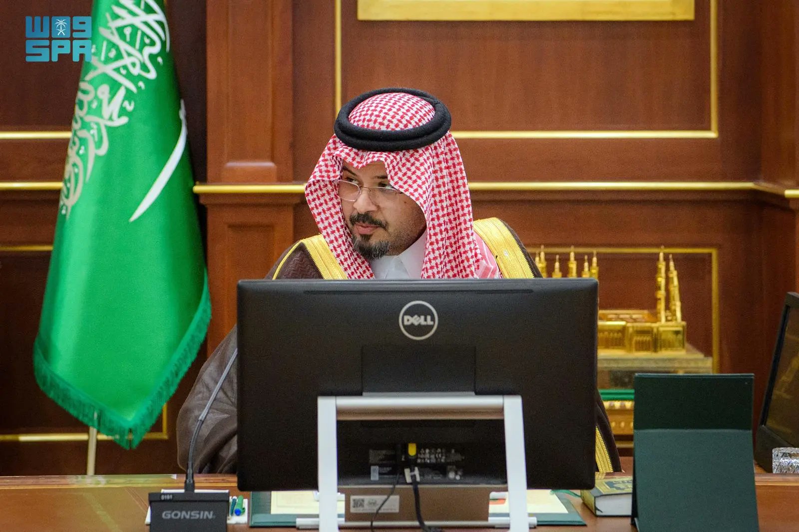 أمير المدينة المنورة يرأس اجتماع محافظي محافظات المنطقة