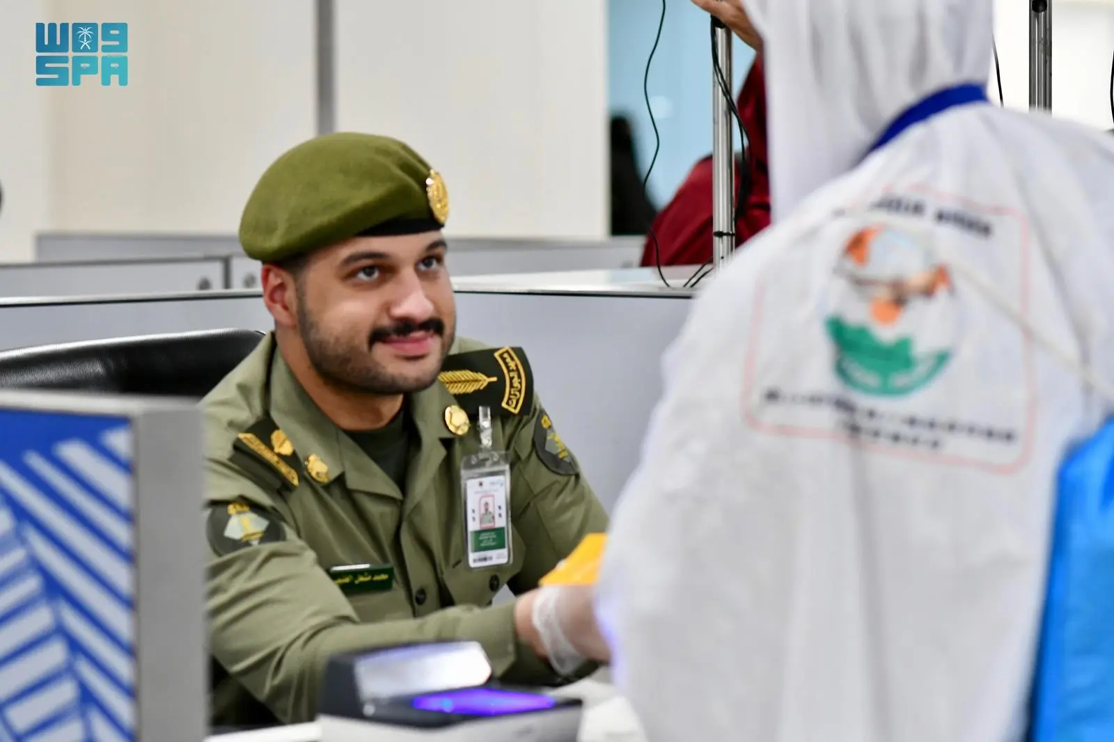 جوازات مطار الأمير محمد بن عبدالعزيز بالمدينة المنورة تستقبل أولى رحلات ضيوف الرحمن القادمين من جمهورية النيجر لأداء فريضة الحج لهذا العام 1446هـ