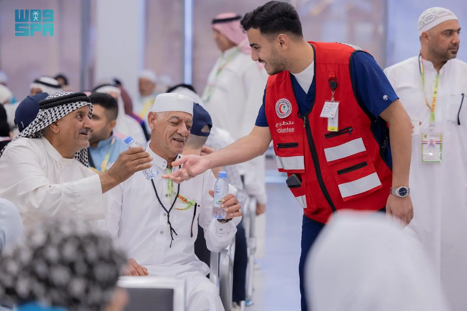 متطوعو جديدة عرعر.. جهود ميدانية لخدمة ضيوف الرحمن