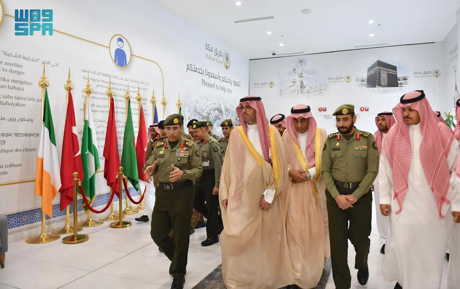 مُحافظ جدة يتفقّد سير العمل في مجمع صالات الحج بمطار الملك عبدالعزيز